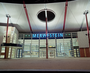 838559 Gezicht op de verlichte toegang van het gerenoveerde Zwembad Merwestein (Merweplein 1) te Nieuwegein, bij avond.